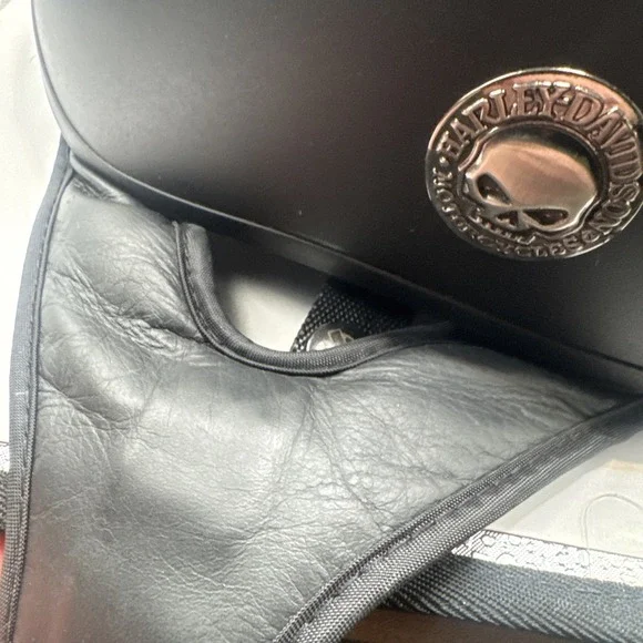 Harley Davidson MD 57-58 cm Matte‎ Black Skull Logo Half Helmet Leather Straps